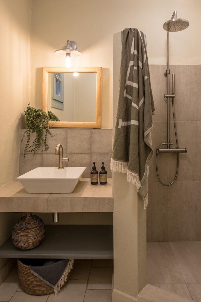 Verina Suites 48/50