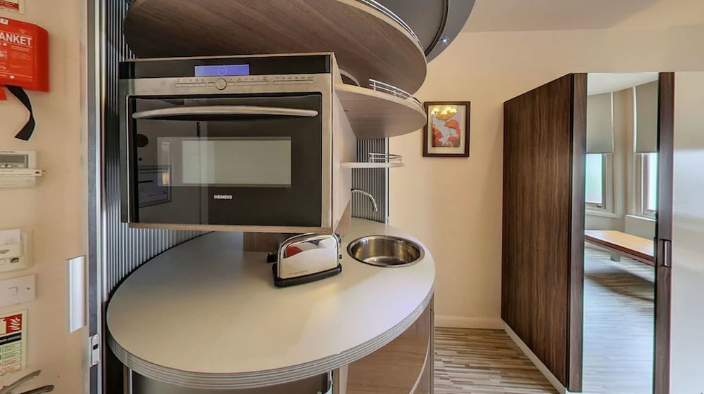 Simply Rooms & Suites 38/40