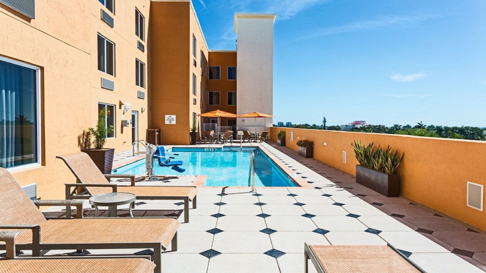 Holiday Inn Express Hotel and Suites Fort Lauderdale Airport South 1/34