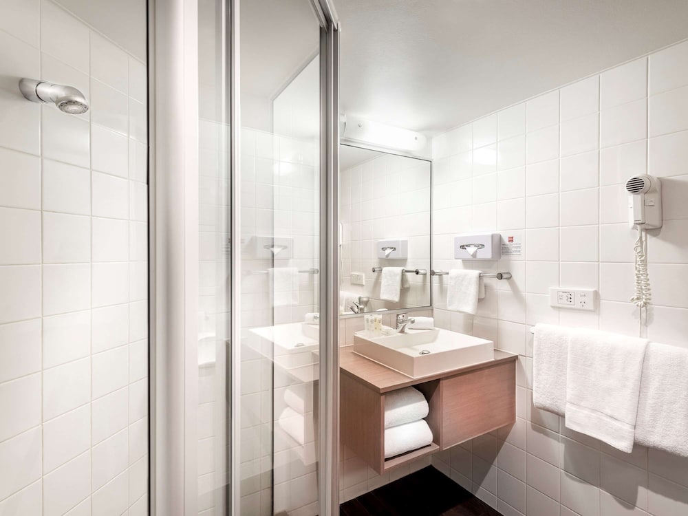 ibis Melbourne Hotel and Apartments 68/70