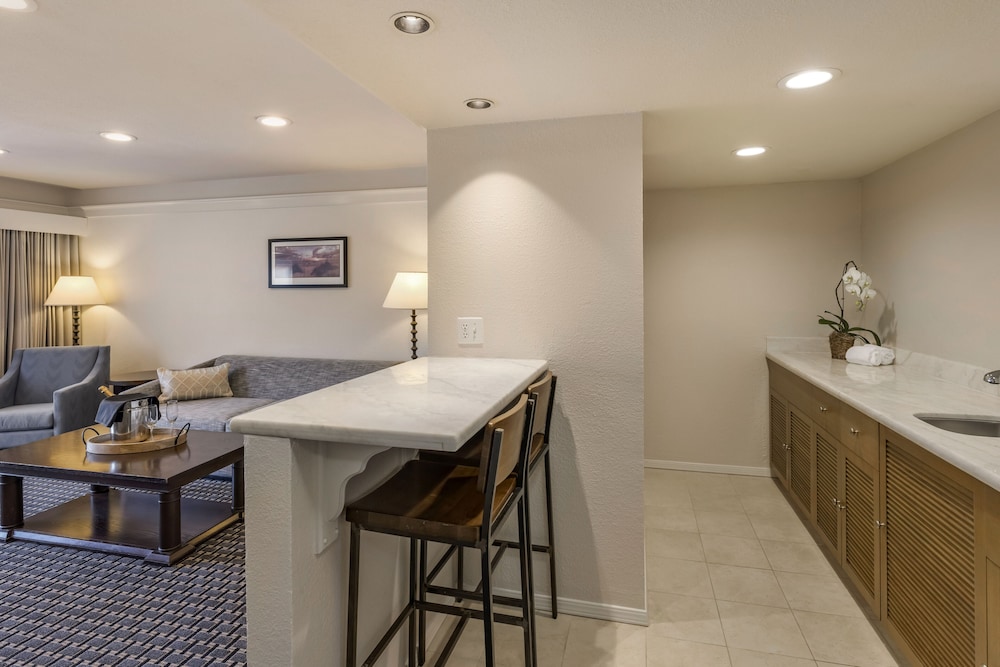 The Lodge At Tiburon 52/66