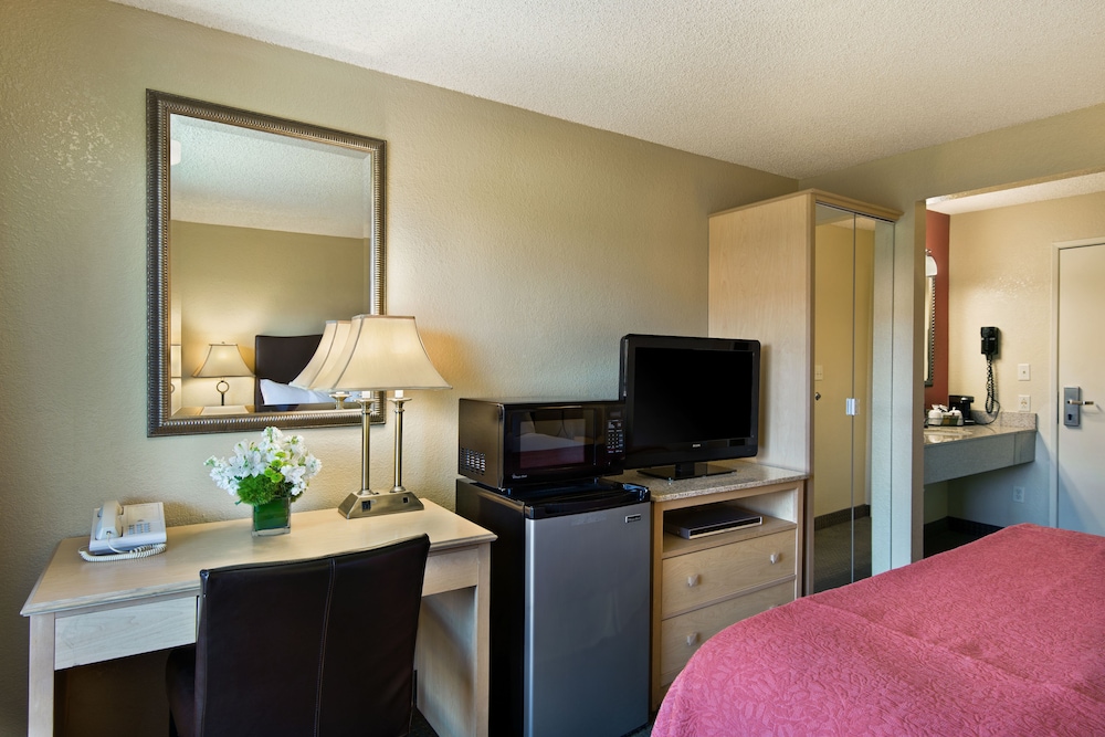 Oxnard Inn Lancaster, CA 45/59