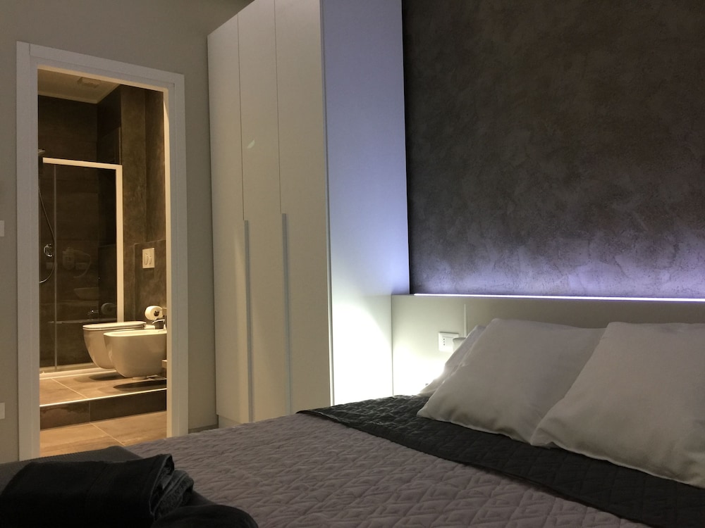 Turin Central Rooms 10/18