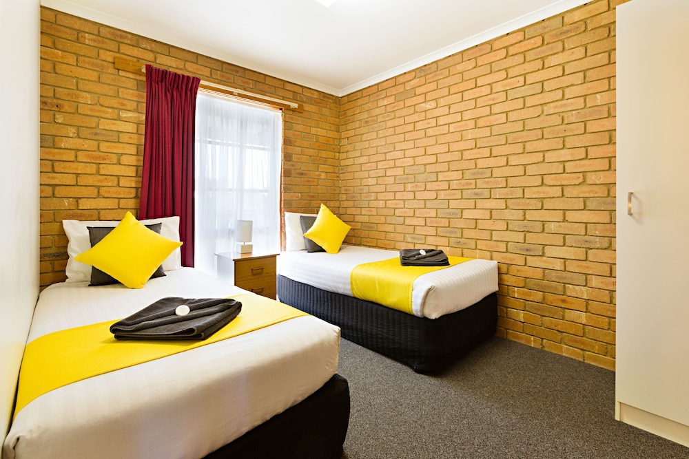 STATESMAN MOTOR INN 4/25