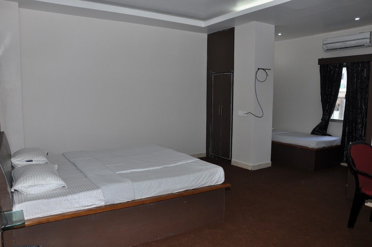 Deluxe, Triple, 1 Double and 1 Single Bed