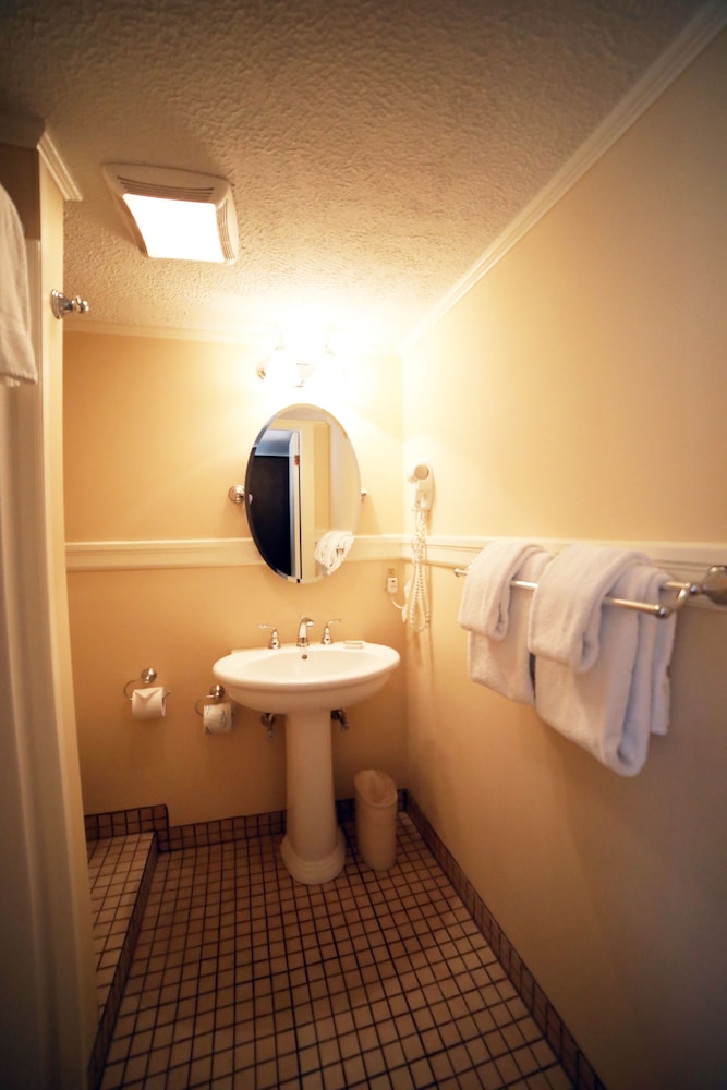 The Kennebunk Inn 50/50