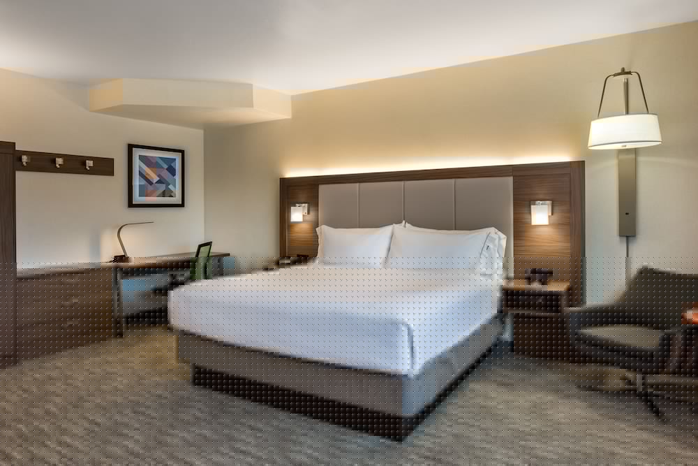 Holiday Inn Express Suites Oroville Lake 14/60