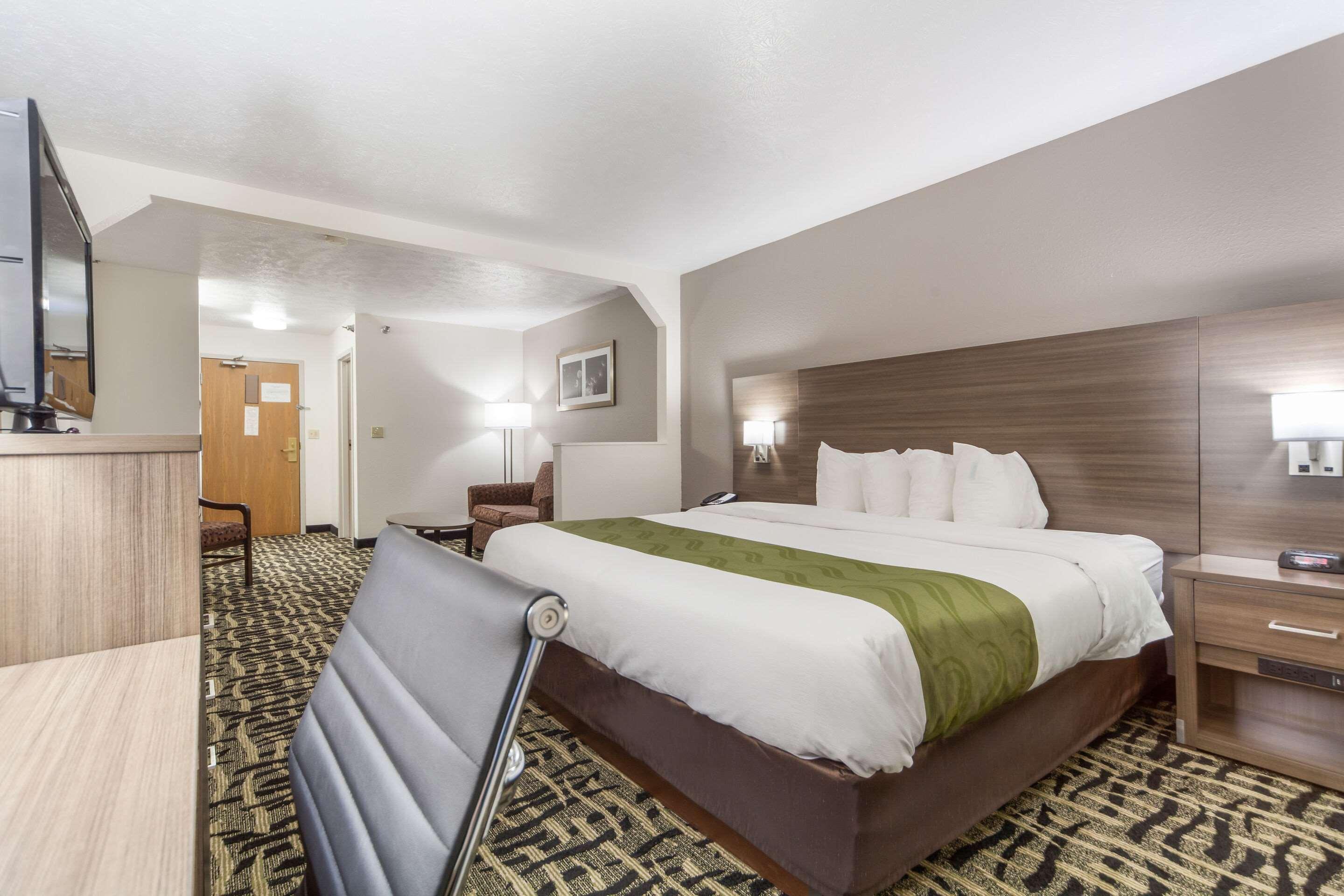 SUITE, KING BED