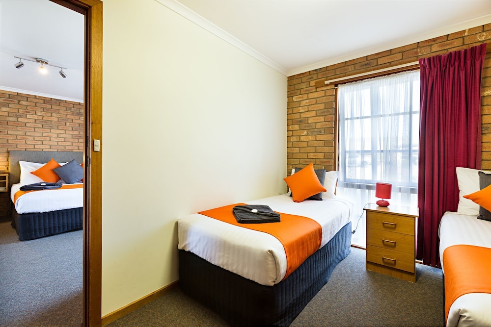 STATESMAN MOTOR INN 8/25