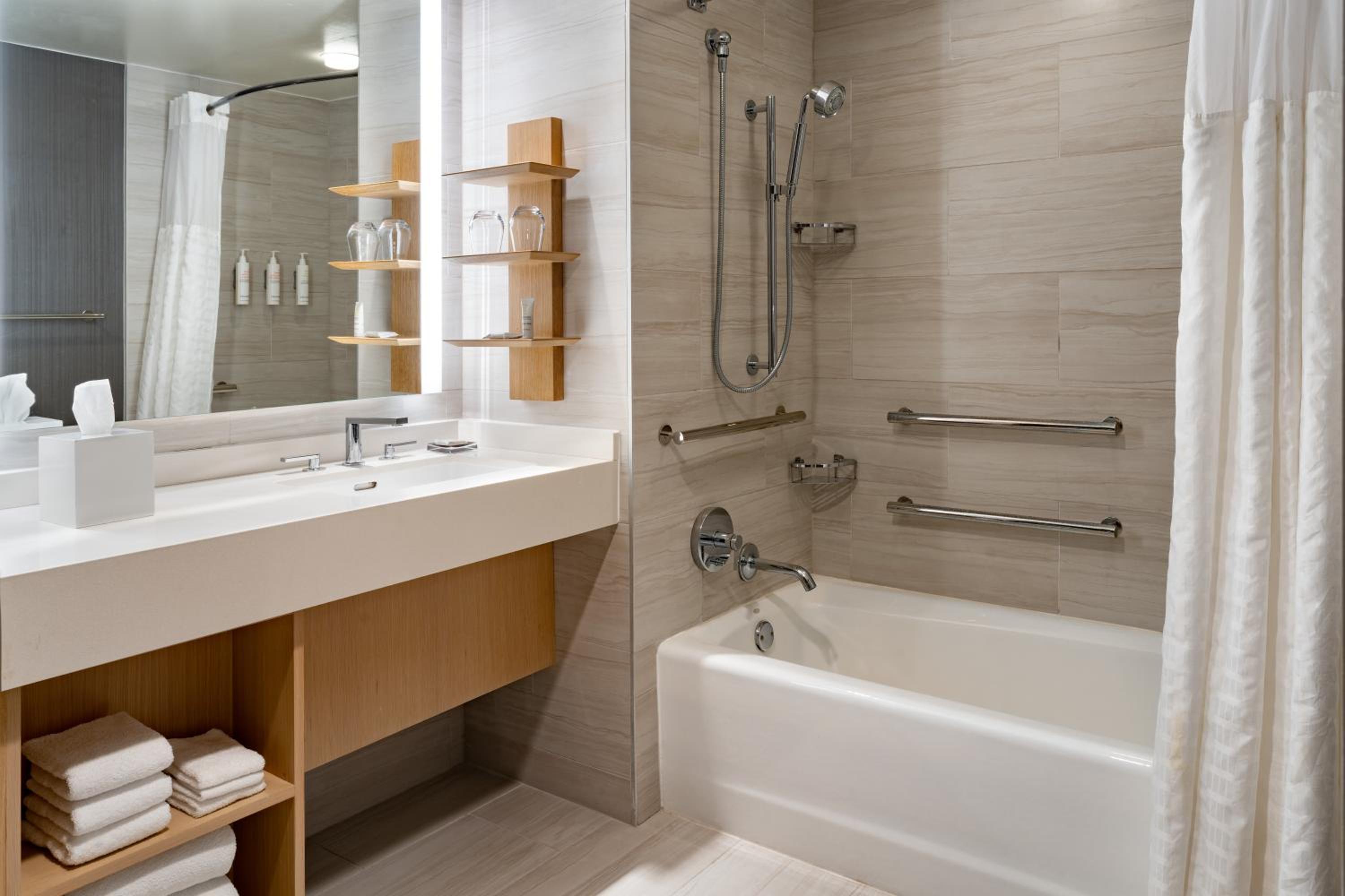 غرفة بسريرين كوين بحوض استحمام لذوي الإعاقة، Tampa Marriott Water Street 2/3