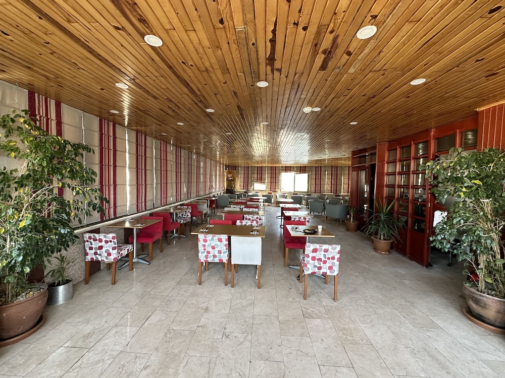 Ramona Kale Hotel 15/16