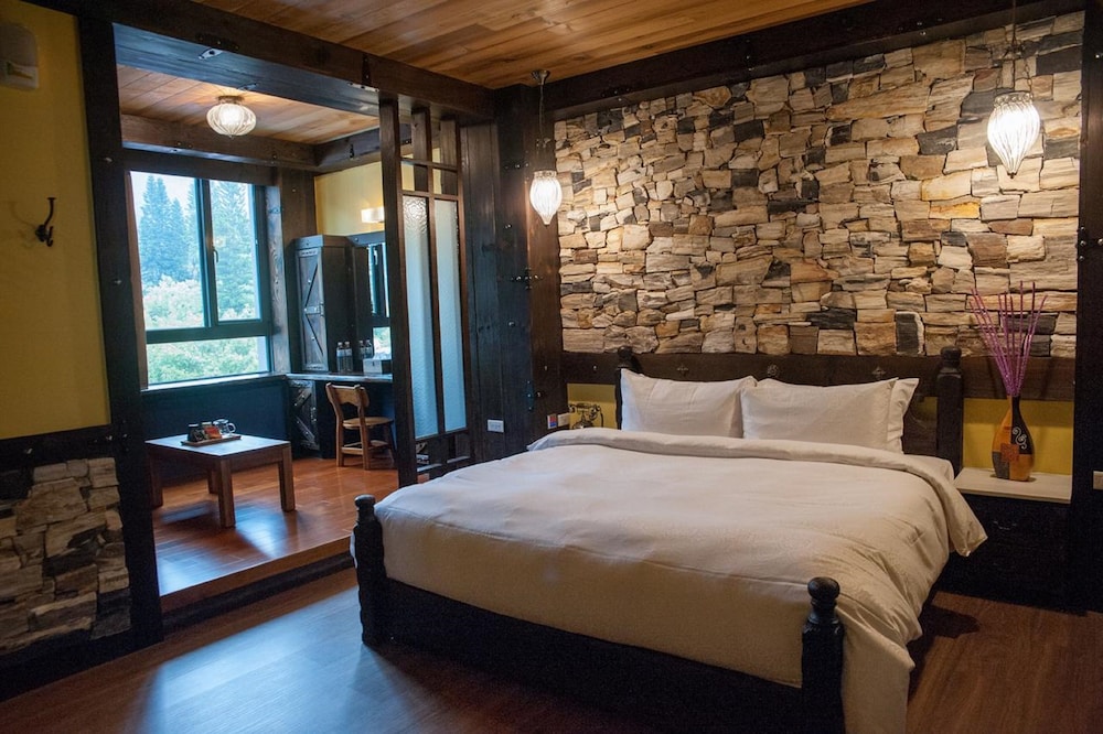 ROOM, KING BED, MOUNTAIN VIEW