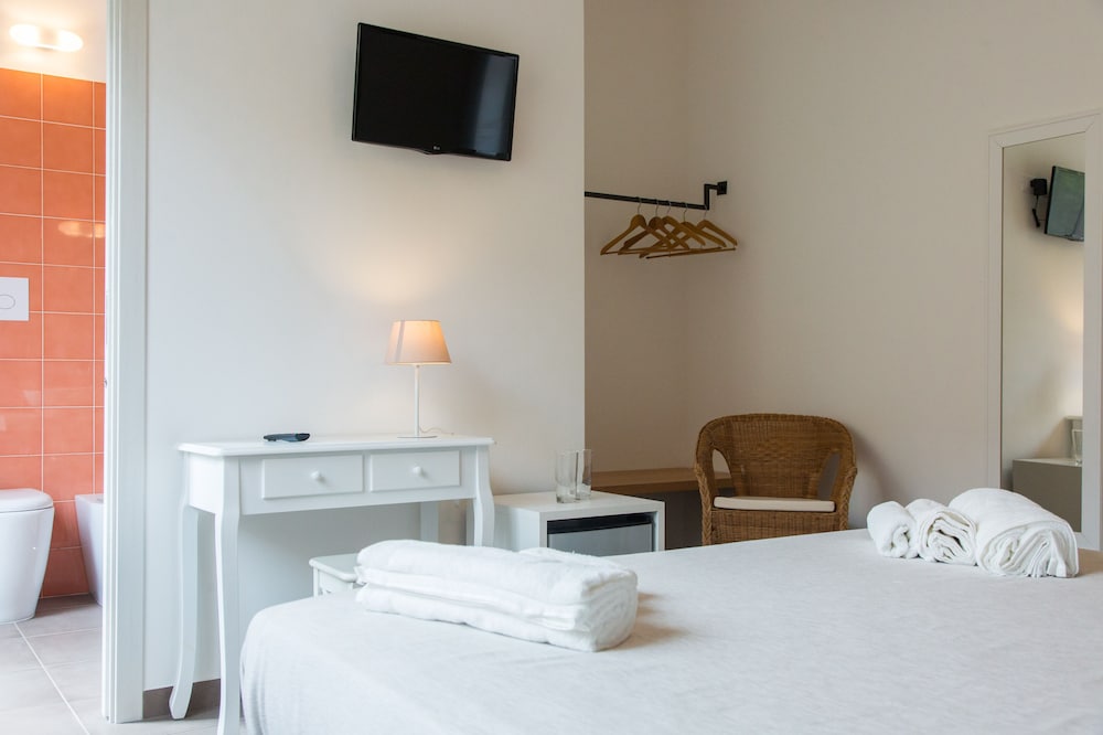 ROMANTIC, DOUBLE BED, PATIO, GROUND FLOOR
