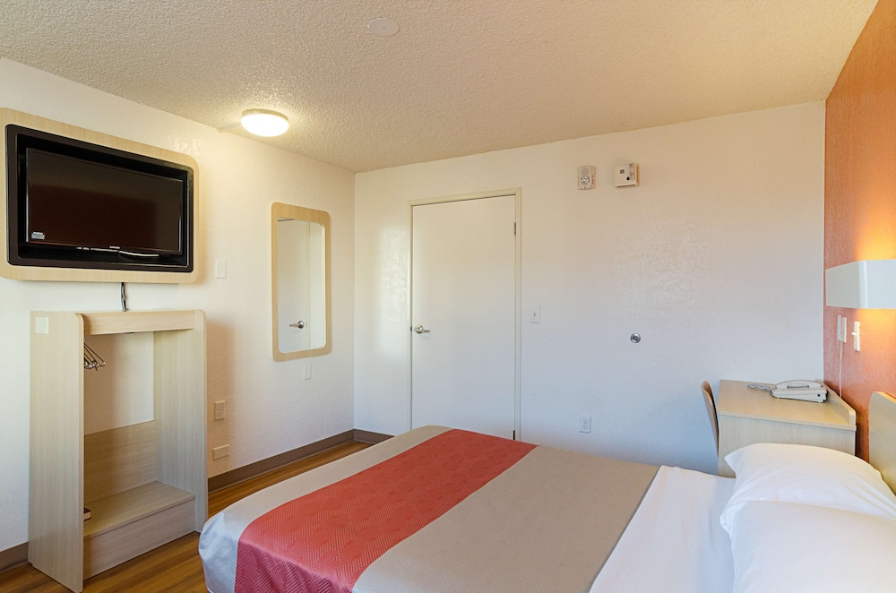 DELUXE, QUEEN BED