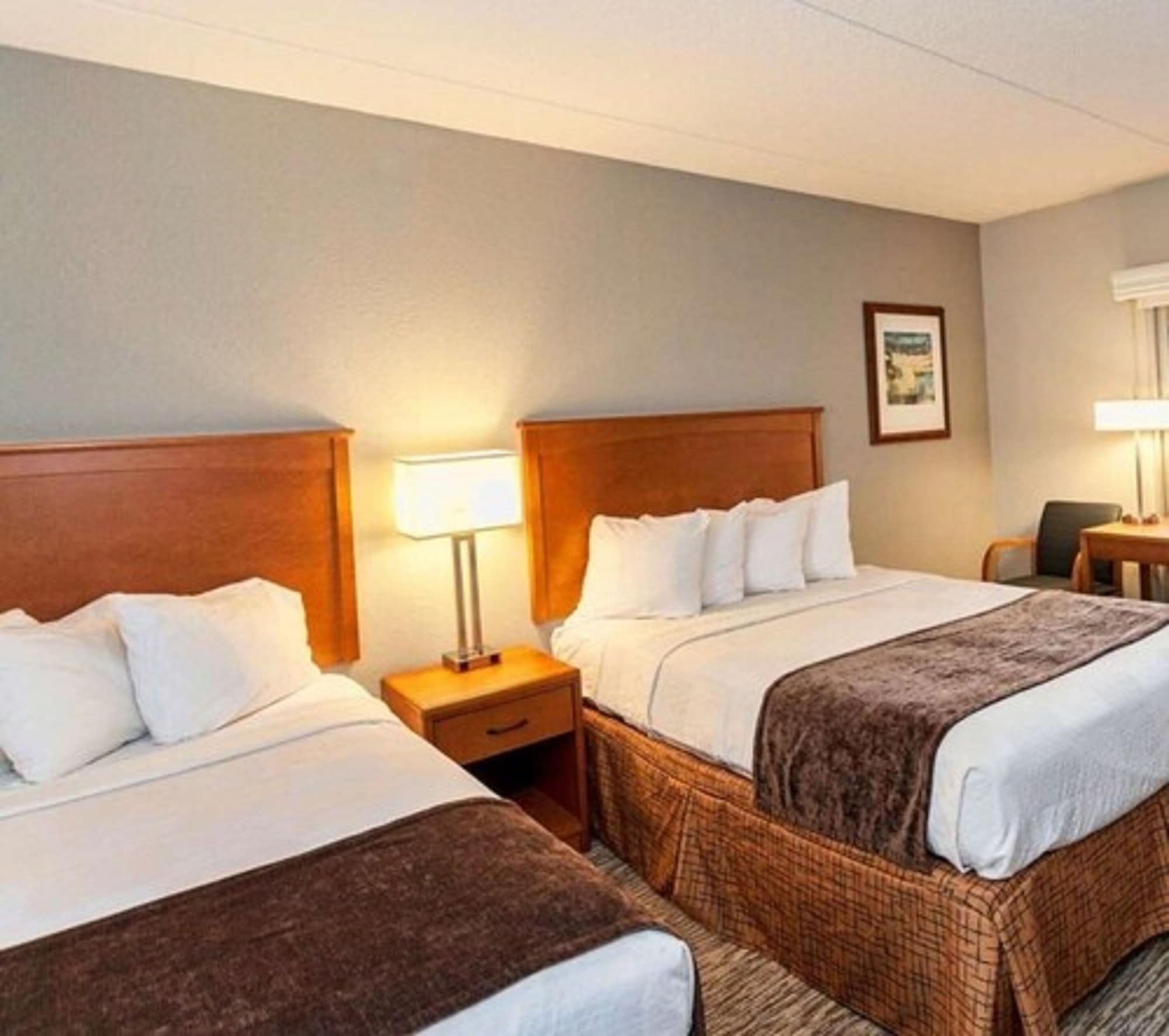 DELUXE, 2 QUEEN BEDS, LAKE FRONT, BRIDGE VIEW