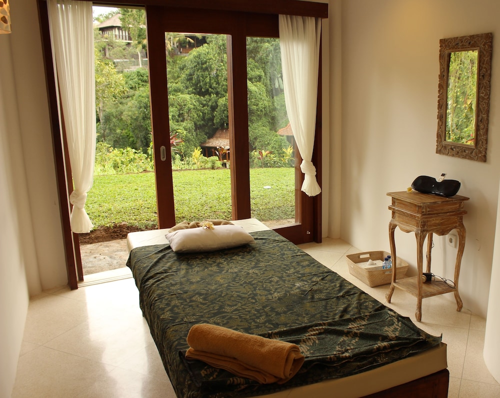 Amori Villa 18/48
