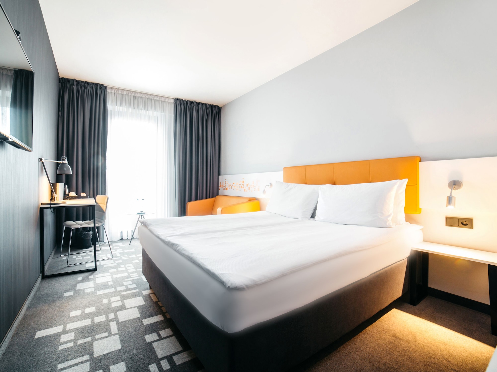 ROOM, SINGLE