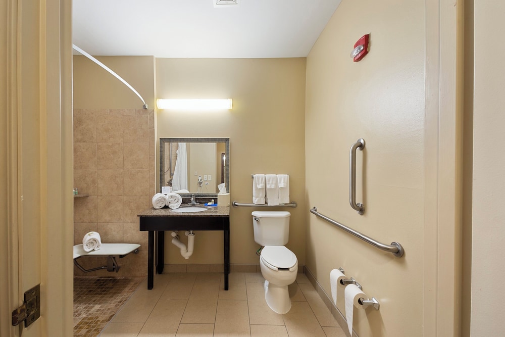 Holiday Inn Express Bloomington West 66/68