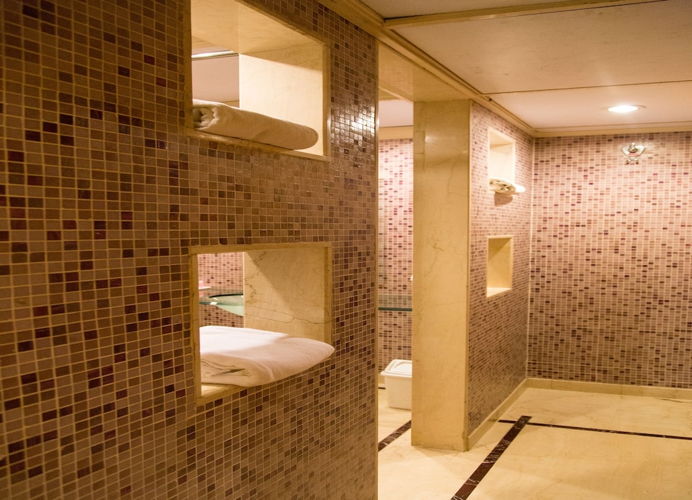 Sarovar Portico Kalupur Ahmedabad 38/42