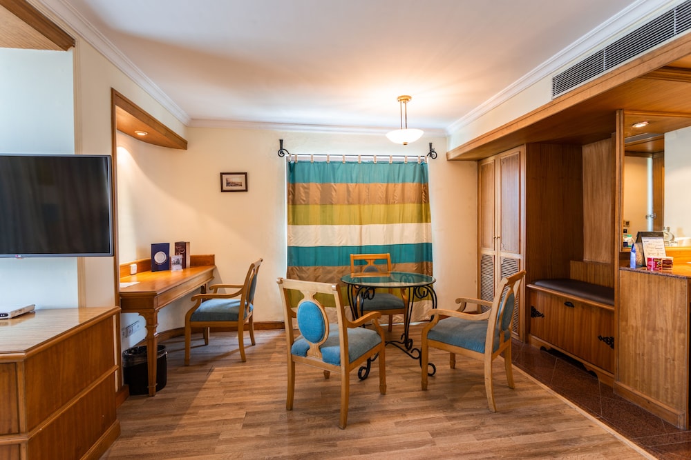 The Maya Hotel 32/50