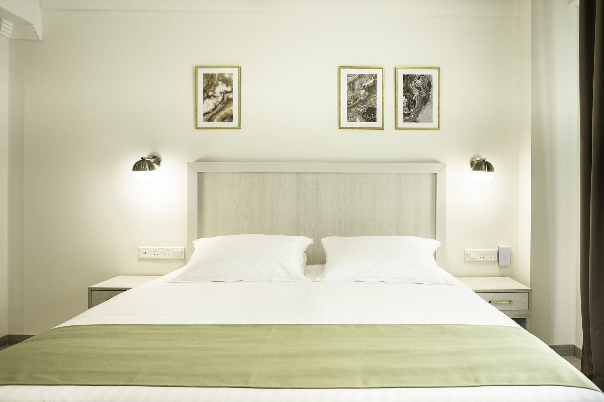 PREMIUM, SUITE, KING BED