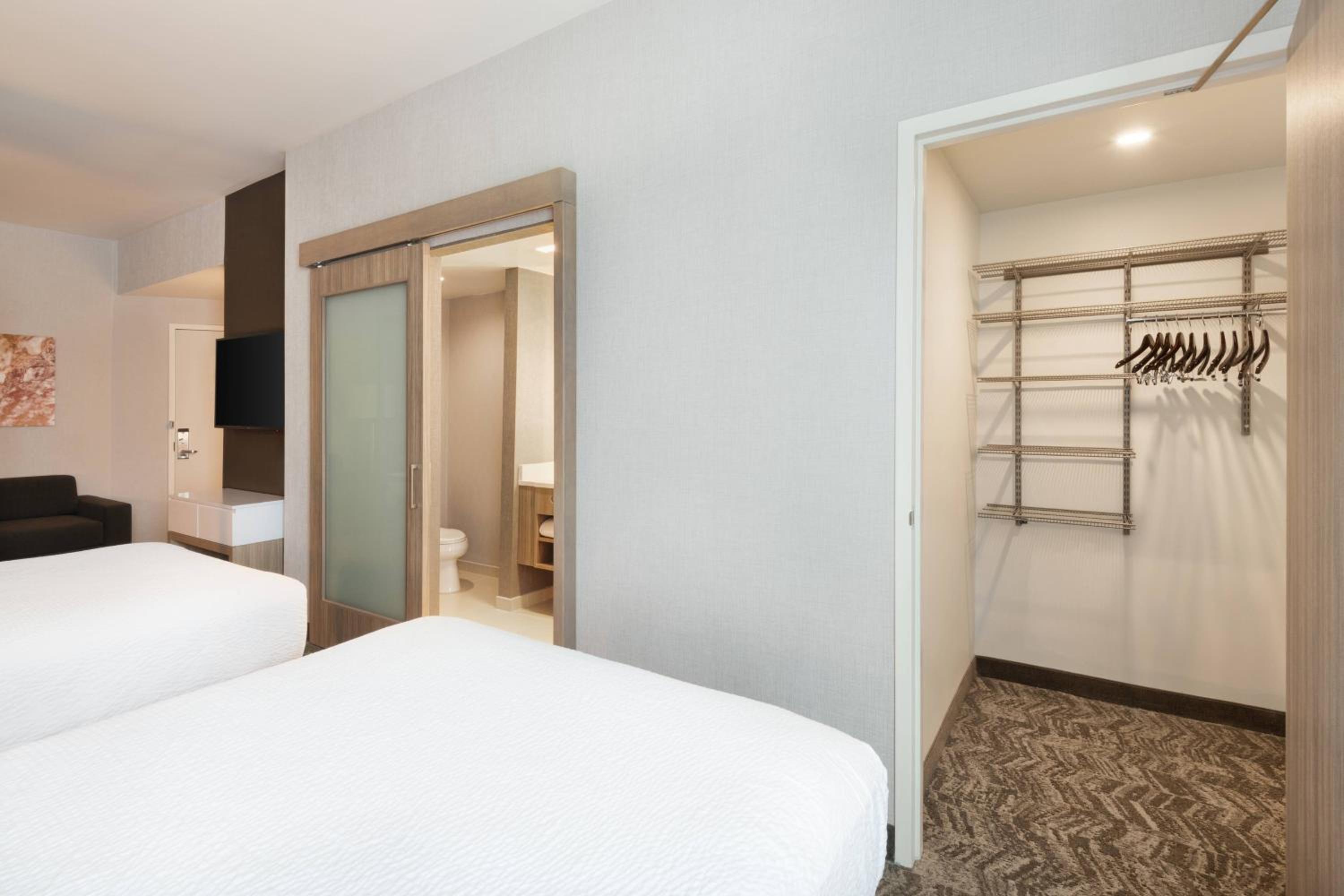 Suite, 2 Queen Beds, Trundle Bed, Sofa, Bathtub, Accessible