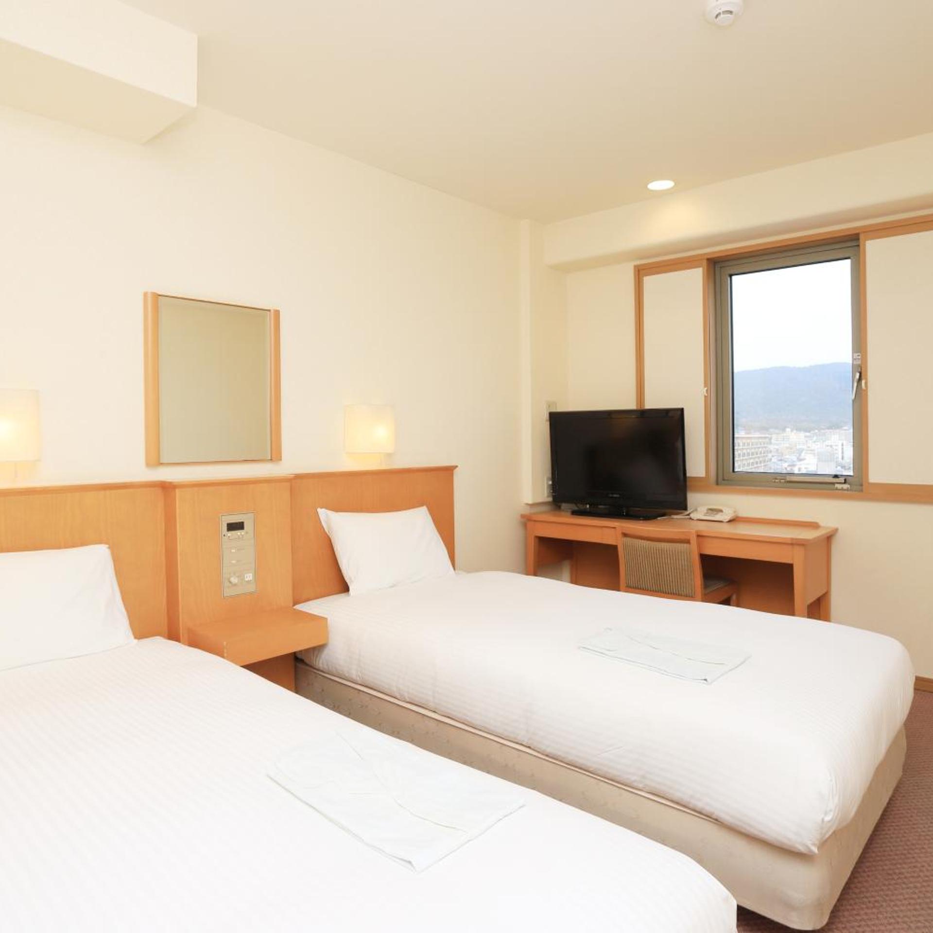 ROOM, TWIN BEDS