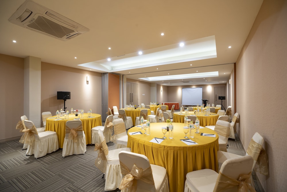 The Gloria Suites Jakarta 45/48