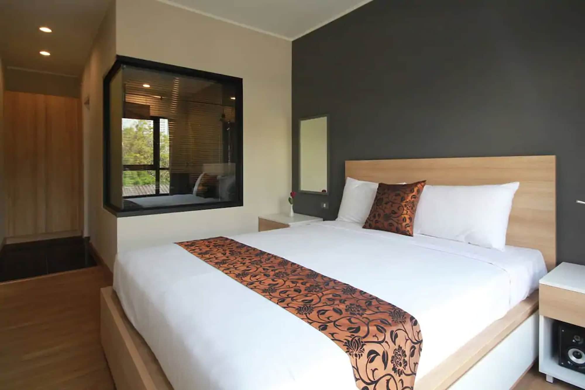 1 BEDROOM, SUITE