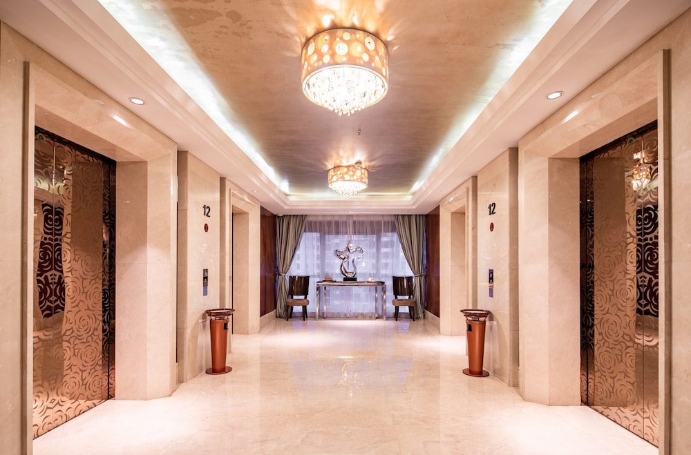 L Gem Hotel 8/50