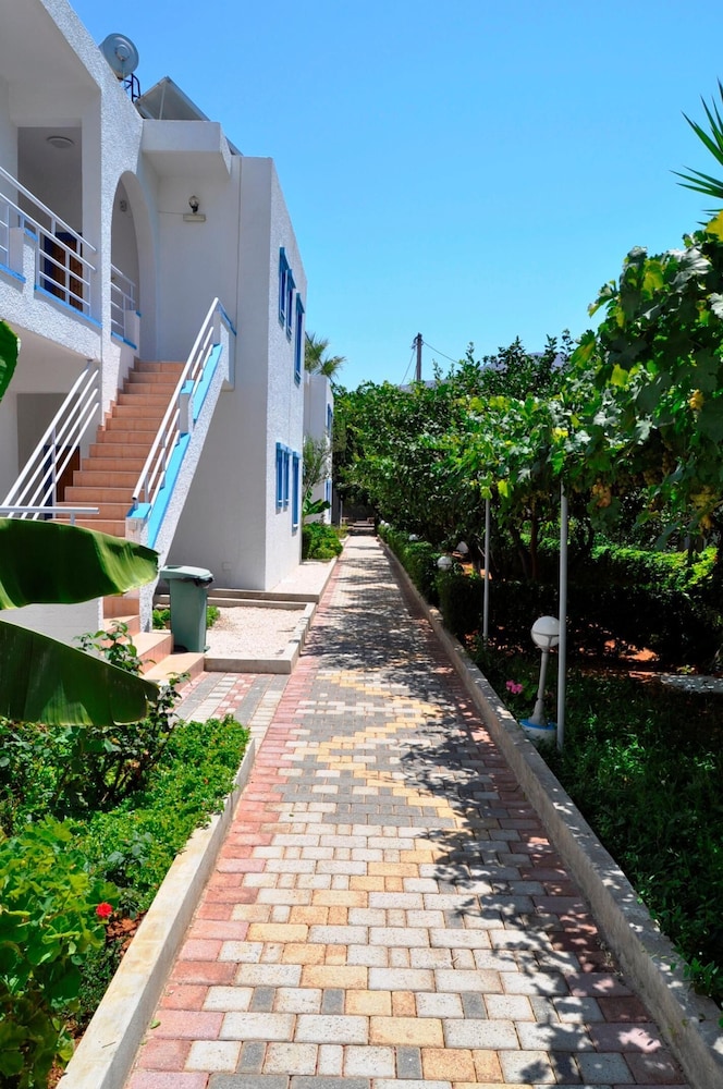 AMAZONES VILLAS APARTMENTS 29/32