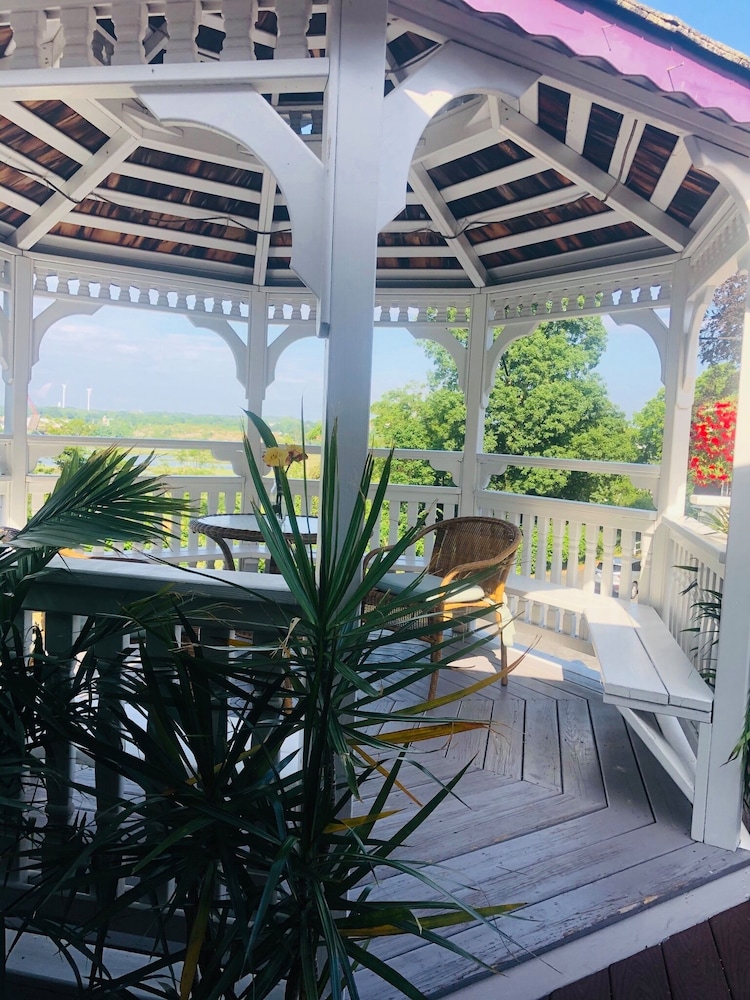 Castle Manor Inn 5/42