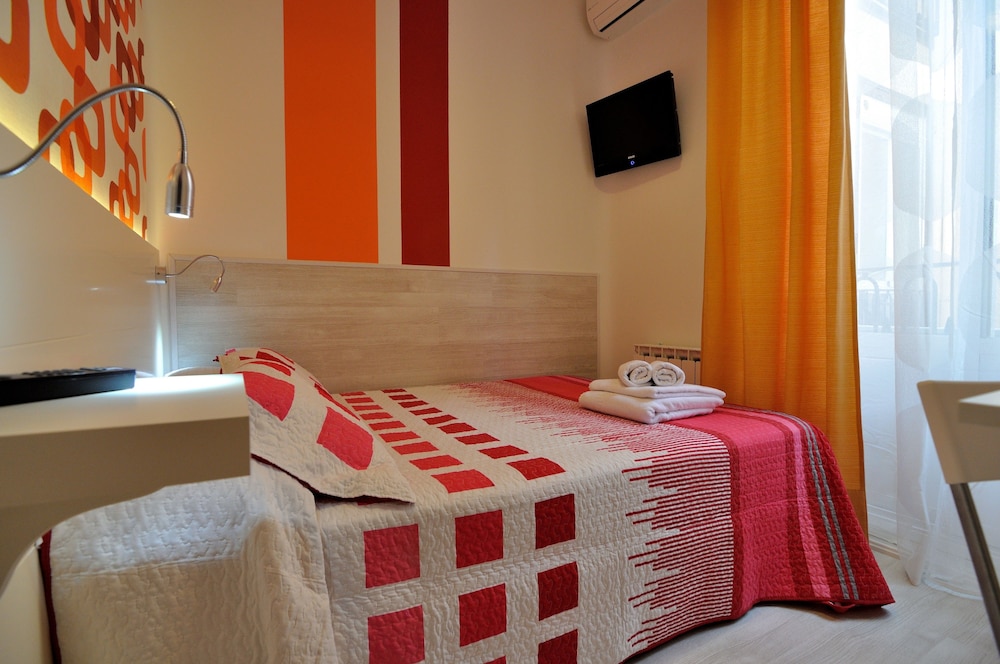 Hostal Far Home Plaza Mayor 12/25