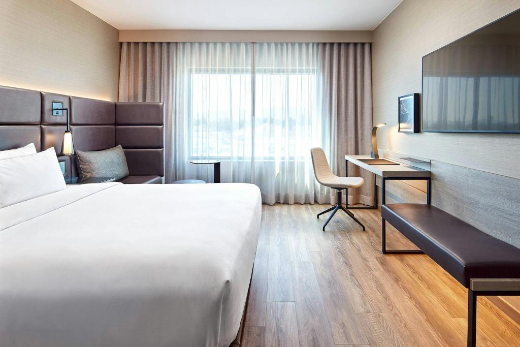 Guest Room, Deluxe, King Bed, Corner