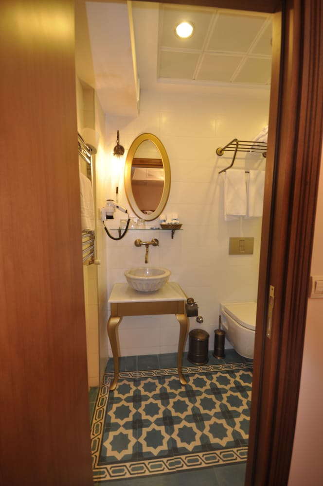 MERIAL HOTEL 7/43