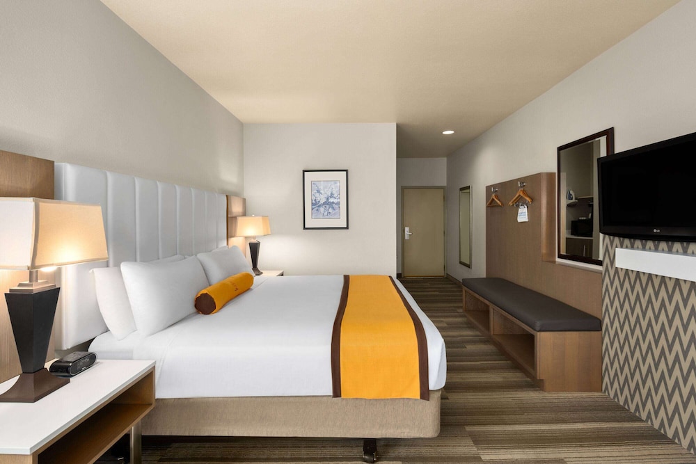 Hotel Marguerite Anaheim/Garden Grove, Trademark Collection 20/50