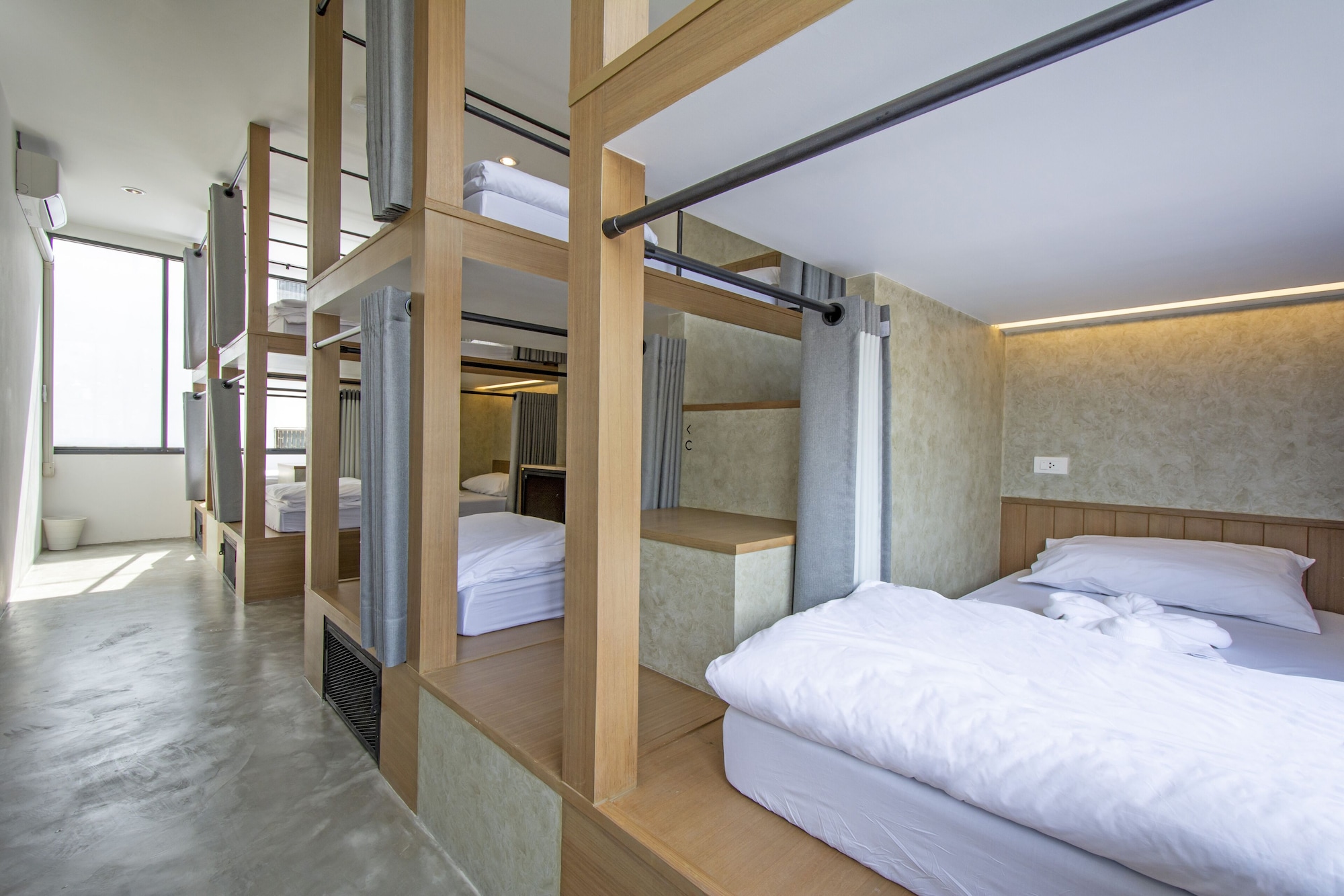 PRIVATE, 8 BEDS
