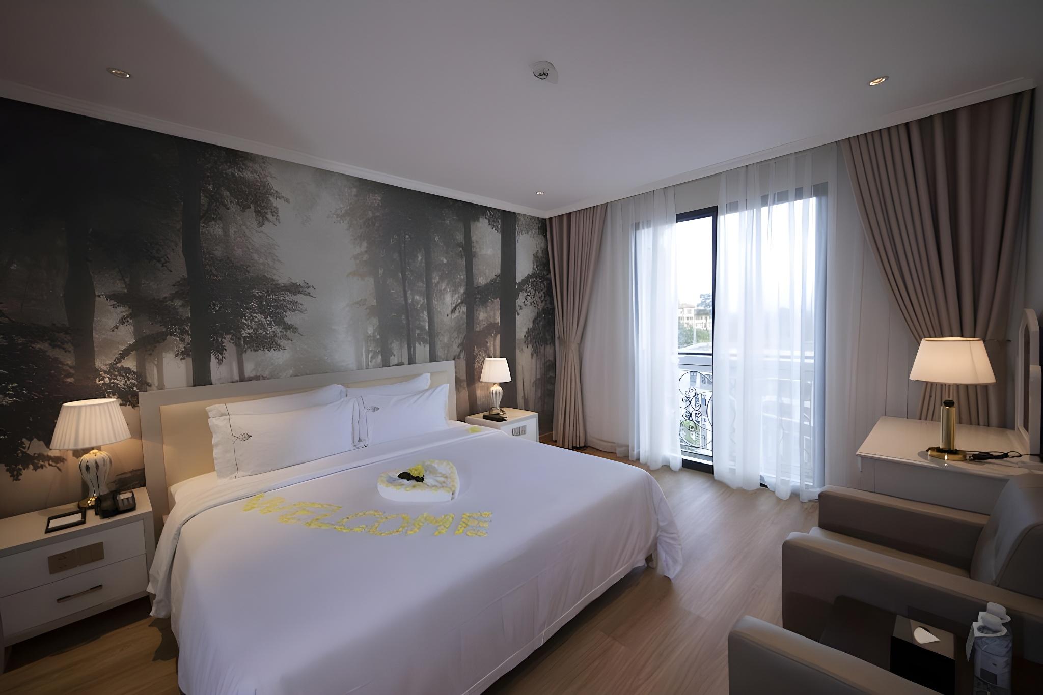 Deluxe, Double or Twin Bed, Mountain View