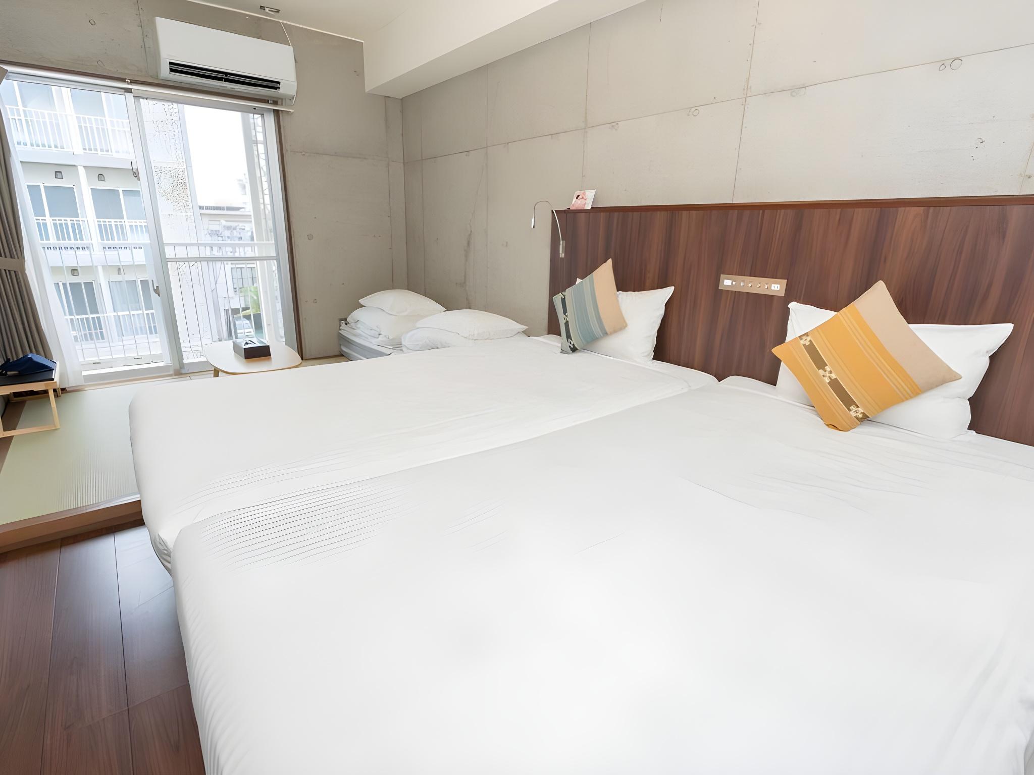 Adjoining, Twin Beds, 4 Futon Beds, Kitchen, Lounge Access