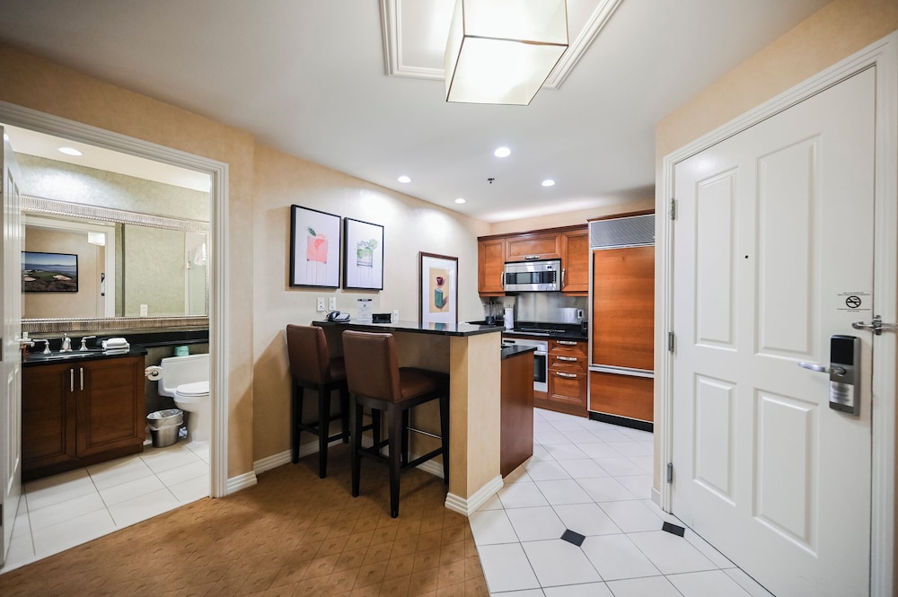 Stripviewsuites At Signature 70/73