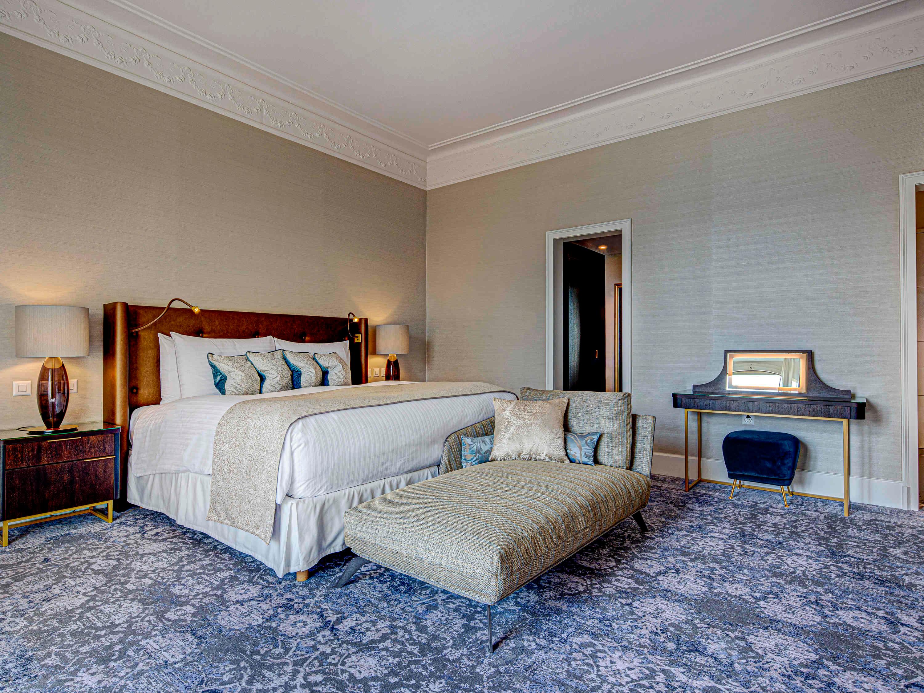 Junior Suite, King Bed, Lake View