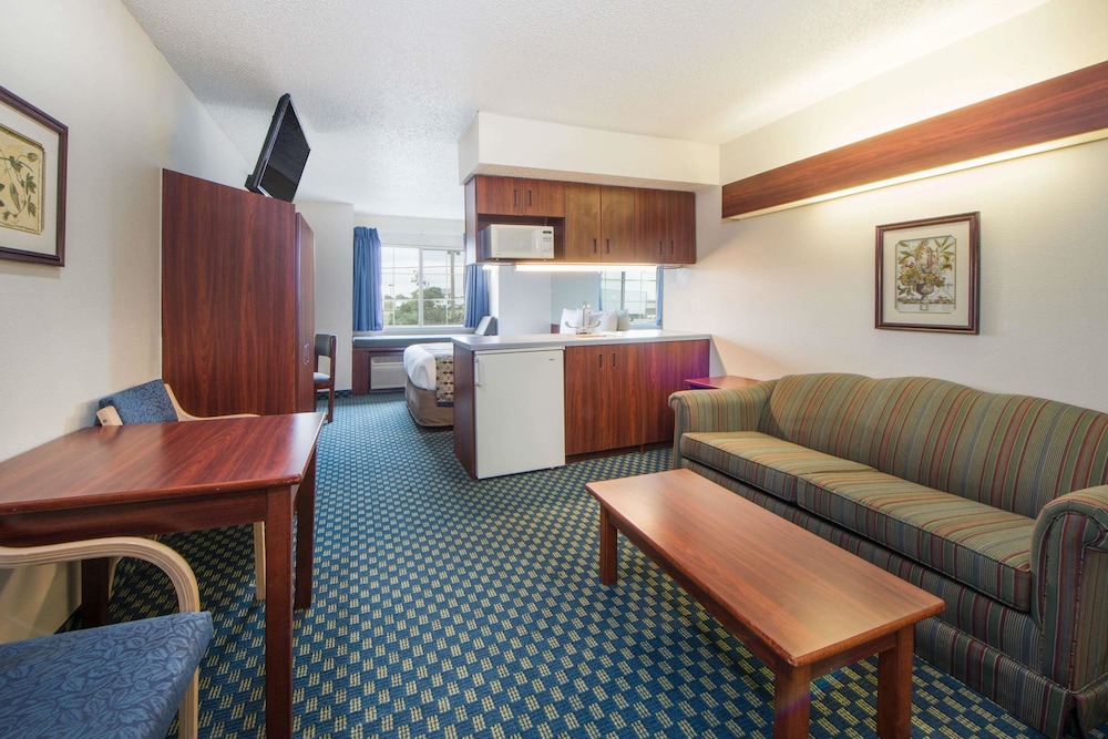 Microtel Inn & Suites by Wyndham Tulsa / Catoosa Route 66 6/17