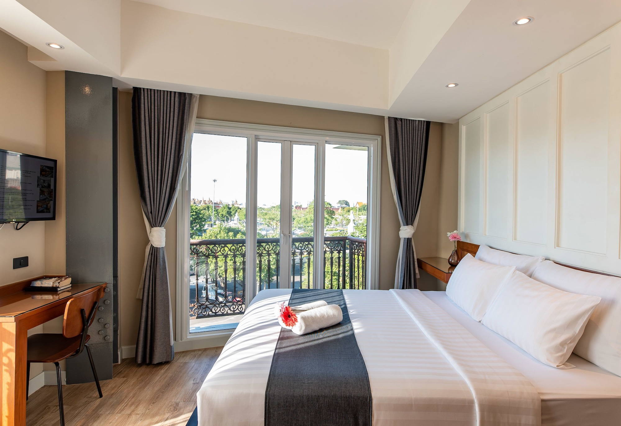 DELUXE, SUITE, KING BED