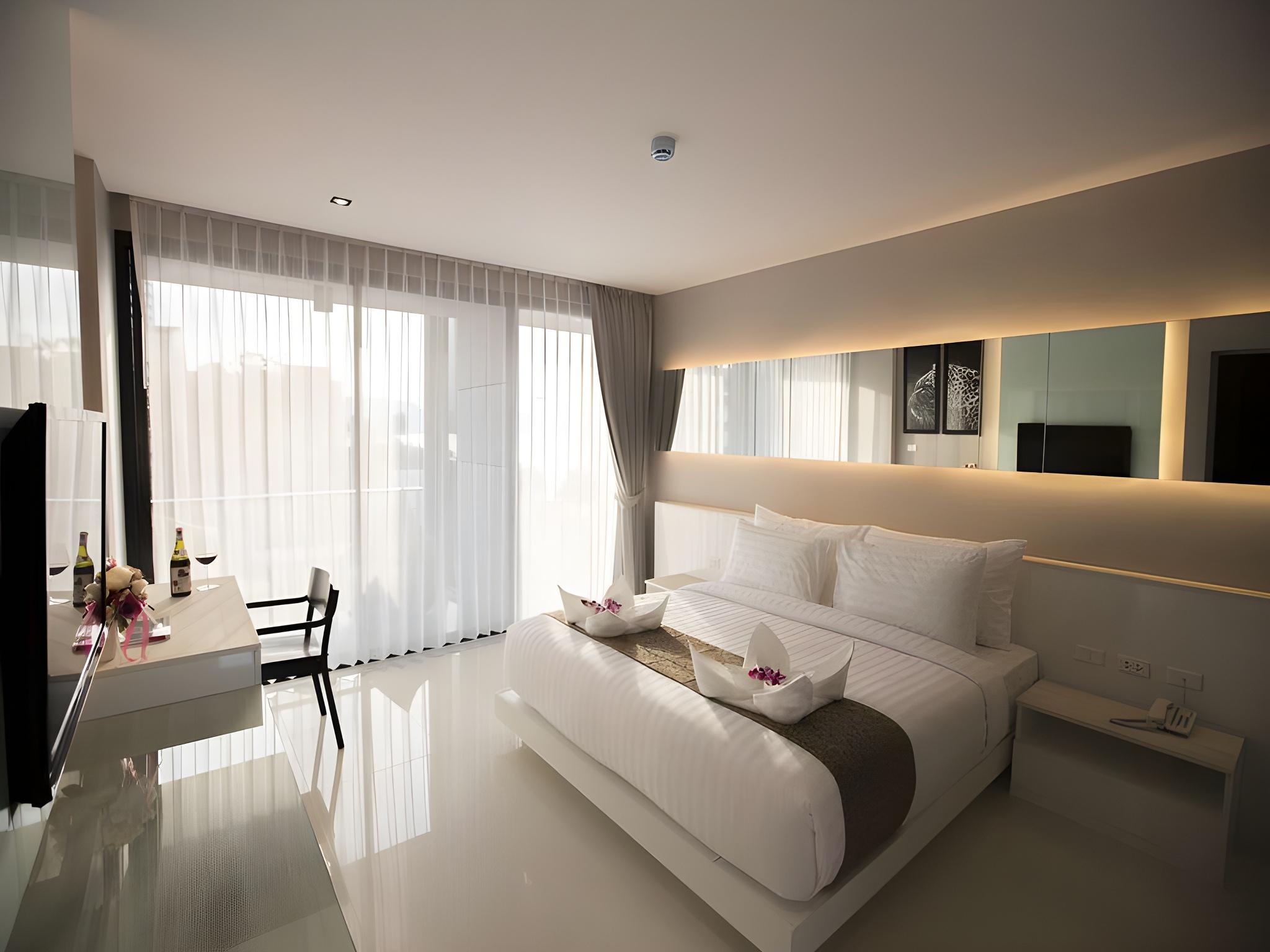 Deluxe, King Bed, Side Sea View, Balcony