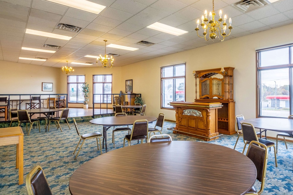 Econo Lodge Waupaca 25/35
