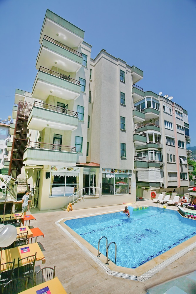 Magi Apartments 44/50