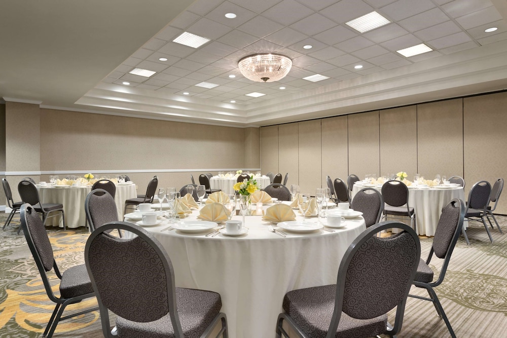 Embassy Suites by Hilton Newark Wilmington South 49/50