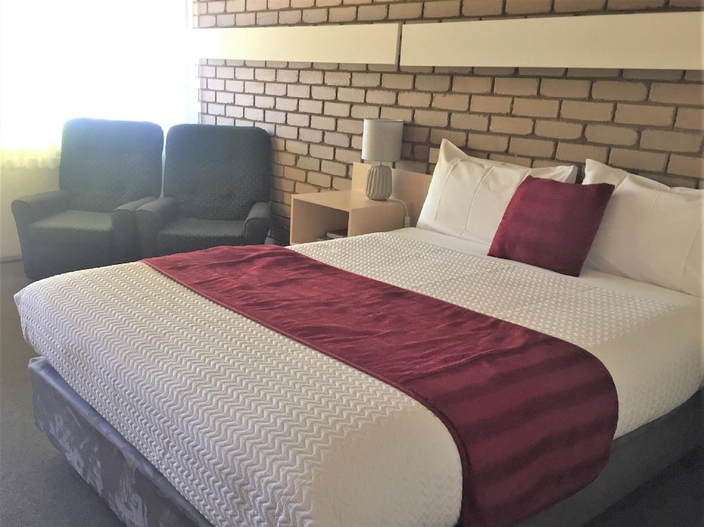 Tudor House Motor Inn 38/62