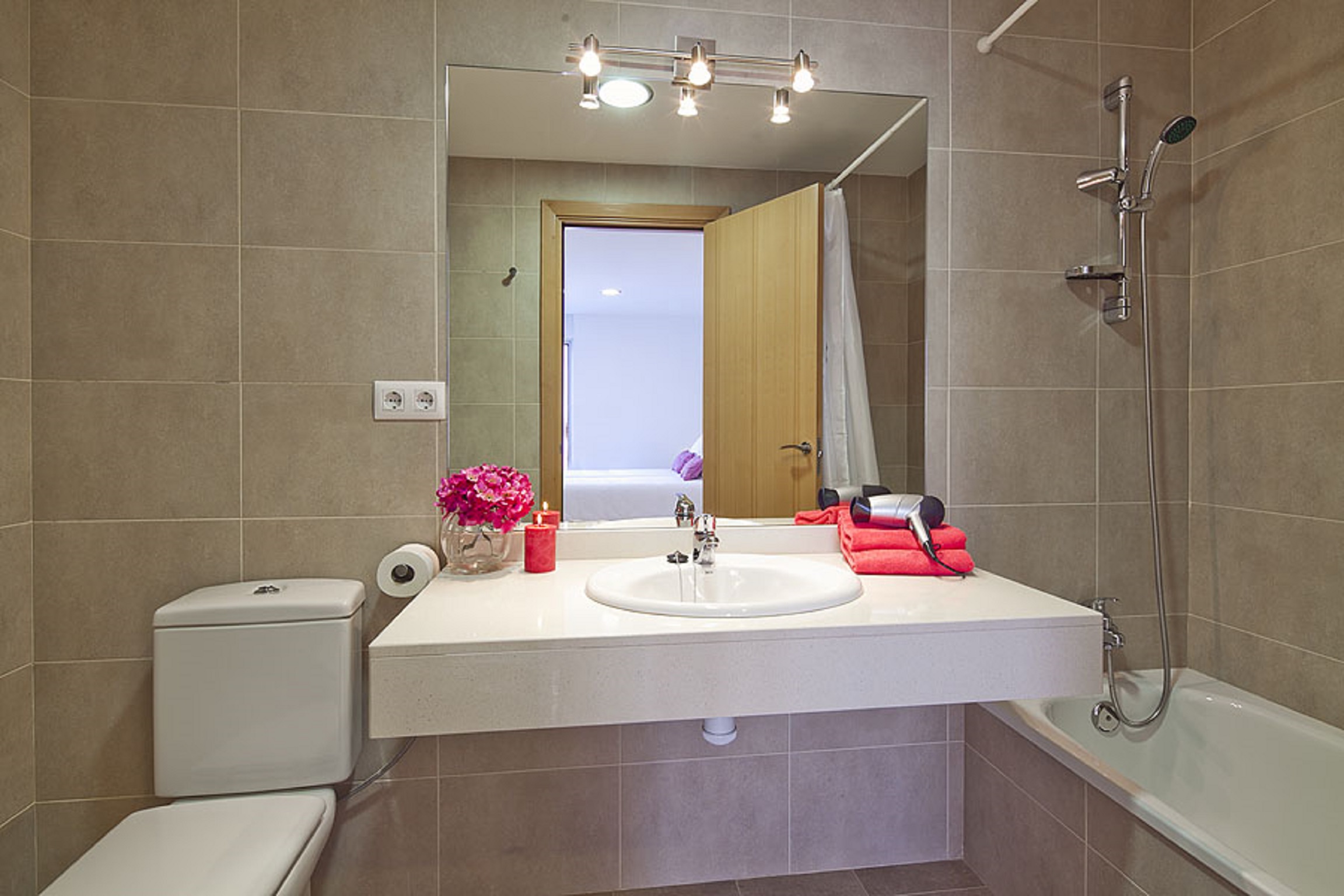 Charmsuites Paralel 22/25