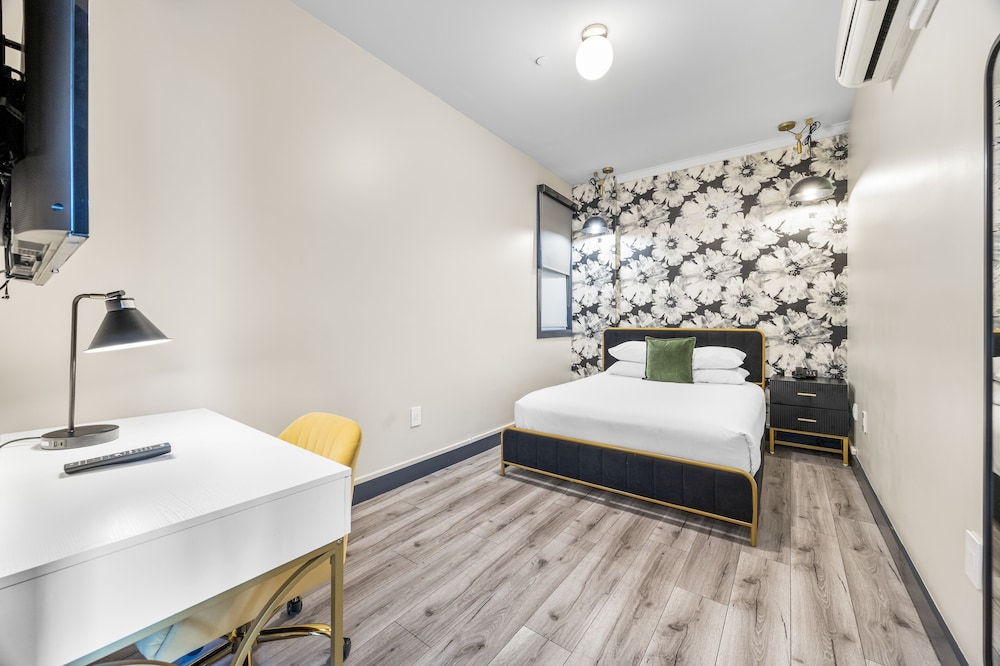 DELUXE, STUDIO, SUITE, QUEEN BED